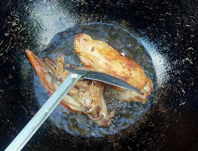 Затем в то же масло опускаем кусочки цыпленка располовиненное филе ножки - фото 149