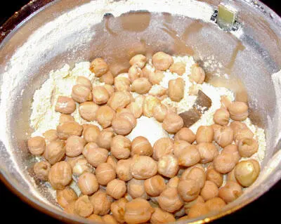 Аккуратно всыпем муку в маринующееся мясо после того как оно час остоится и - фото 14
