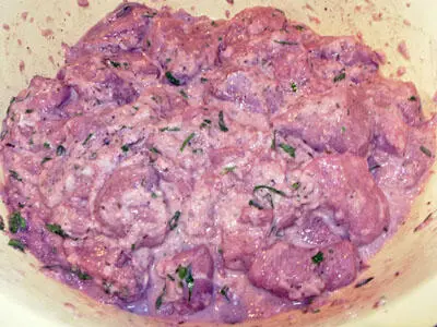 Тут уж подошли угольки поэтому самое время сажать мясо на шампуры Насаживаем - фото 16