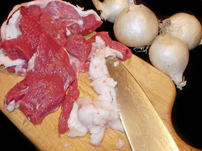 Лук мясо и сала мелко покрошим ножом вручную выложим в миску слегка - фото 313