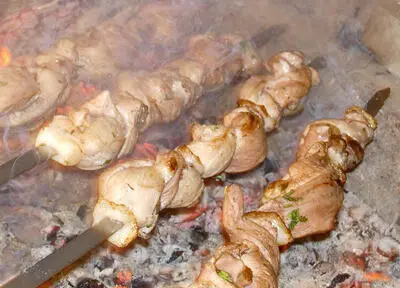 Правильно готовящийся шашлык из полосок мяса доходит очень быстро за 710 - фото 10