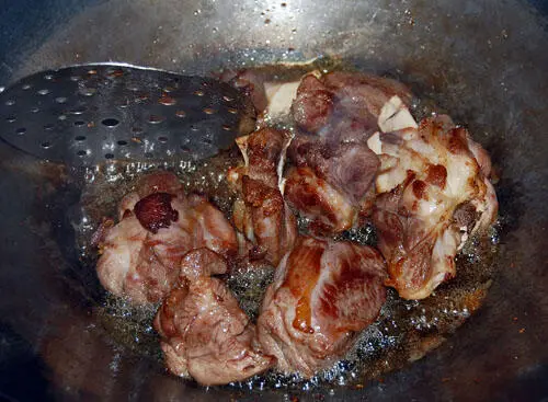 К хорошо обжаренному мясу добавьте лук и обжаривайте его с мясом пока лук - фото 226