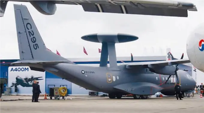 На выставке в ЛеБурже демонстратор C295AEW спрятался под крылом у А400М - фото 37