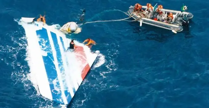 Киль самолета А330 рейса AF447 найденный на поверхности воды 3 июня 2009 г - фото 56