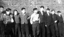 Верхние снимки сделаны в 1947 году мною семиклассником во дворе 61й школы - фото 68