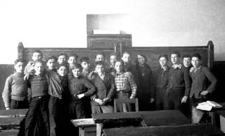Верхние снимки сделаны в 1947 году мною семиклассником во дворе 61й школы - фото 70