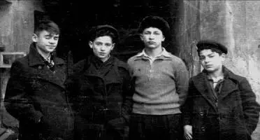 Самым знаменитым нашим одноклассником стал Игорь Кваша Вот он семиклассник - фото 102