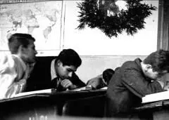 На парте с номером 1011 уткнулся - фото 106