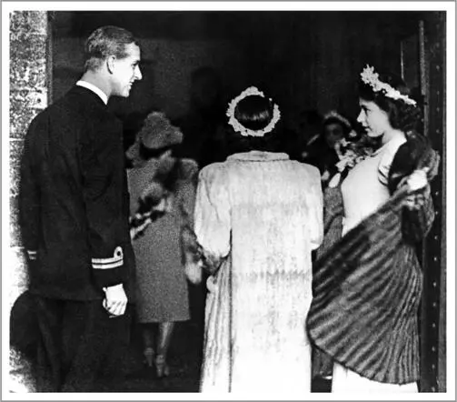 Princess Elizabeth and Philip exchange a telltale glance at the wedding of - фото 8