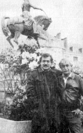 В Аксенов и В Некрасов У памятника Жанны дАрк Орлеан Фотография В - фото 27