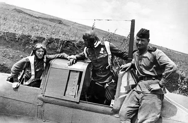 Перед вылетом в Румынию 1943 II А Малышев слева После войны начиная с - фото 7