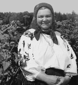 Галина Бойко 1974 В колхозе дед должен был снять доярку на лоне природы - фото 15