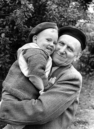 Я с дедом на даче 1961 Великолепно говорил он вглядываясь в эти лица - фото 16