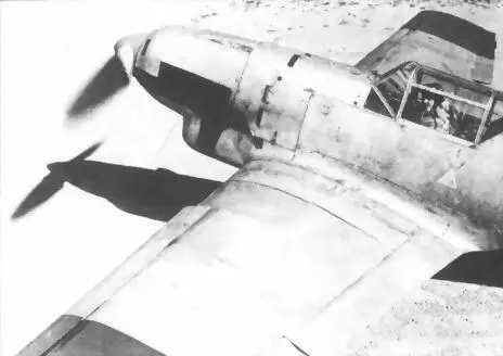 Французский летчик К Розанов в кабине захваченного республиканцами Bf109B1 - фото 31