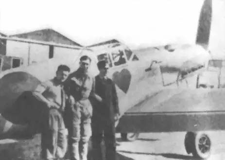 Оберлейтенант Ханнес Траутлофт в центре около Bf109V3 WNr760 Аэродром - фото 36