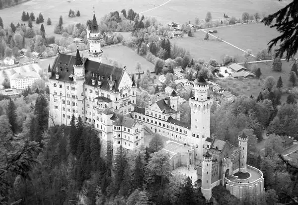 Замок Нойшвайнтайн построенный баварским королем Людвигом II в Альпах в - фото 2