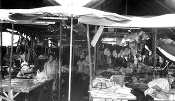 Продавцы ищут тень от жаркого солнца под рваным навесом Напротив тайские - фото 5