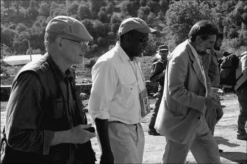 US Ambassador Ronald Neumann front in Nuristan Province with Alonzo Fulgham - фото 17