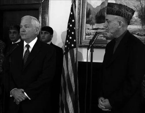 US Secretary of Defense Robert Gates left and Afghanistan President Hamid - фото 22