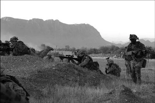 US Marines prepare for an attack against a Taliban stronghold in Now Zad - фото 23
