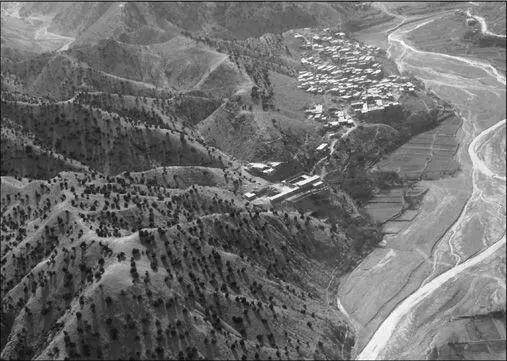 Aerial view of Paktia Province from a US Army Blackhawk helicopter - фото 4