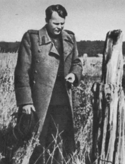 Здесь был его родной дом Загорье 1943 г Встреча с земляками в дни - фото 23
