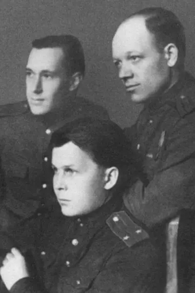 Александр Твардовский с художником Орестом Верейским слева и поэтом Василием - фото 26
