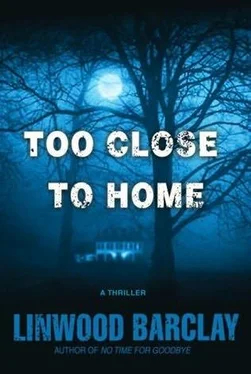 Linwood Barclay Too Close to Home обложка книги