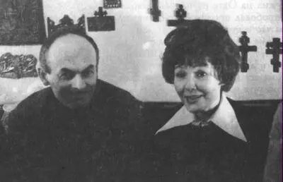 Б Ахмадулина и Б Окуджава 1973 увидел сверху спящий Ленинград Отель - фото 61