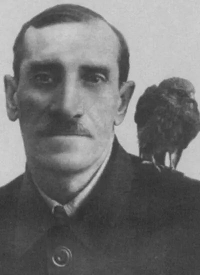 Александр Грин с ястребом Гулем 1920е гг А В Миних М С Петровых - фото 67