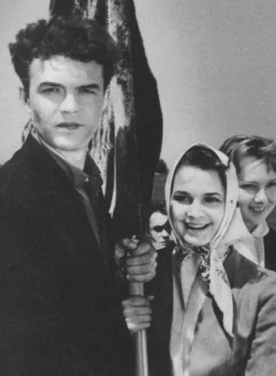Кадр из фильма Первый парень 1958 г Сергей и Светлана начало долгого - фото 8