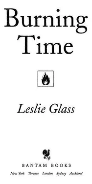 Leslie Glass Burning Time обложка книги