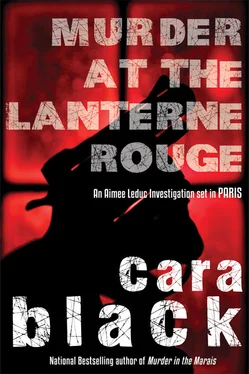 Cara Black Murder at the Lanterne Rouge обложка книги