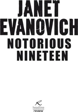 Janet Evanovich Notorious Nineteen обложка книги