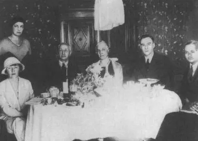 Слева направо с и дят княгиня А Кугушева И А Бунин В Н Бунина Л Ф - фото 43