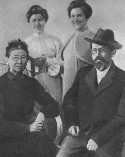 Стоят М П Чехова О Л КнипперЧехова сидят Е Я Чехова А П Чехов - фото 55