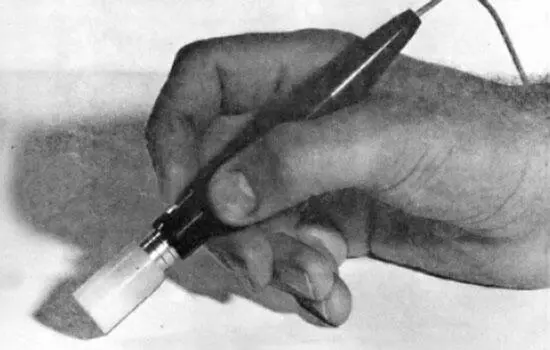 Под указательным пальцем на световом пере находилась кнопка спуска Решение этой - фото 8