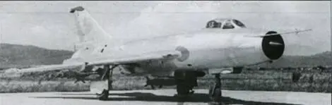 Один из первых серийных Су7БКЛ Под самолетом подвешены тяжелые НАР С24 - фото 40