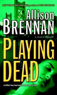 Allison Brennan Playing Dead обложка книги