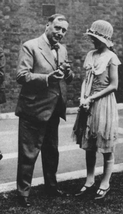 С юной читательницей в Кембридже 1930 г Уэллс и его однофамилец - фото 49