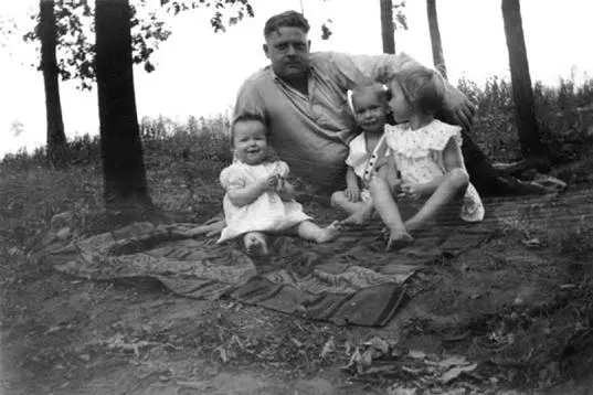 My sisters Carolyn left and Sally sit on each side of me around 1934 - фото 5
