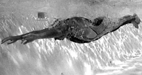 Удар ног в баттерфляе помогает вытянуть тело в воде Удар ног в брассе - фото 13