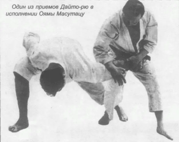 На стене тренировочного зала на первом этаже здания штабквартиры Кёкусин - фото 17