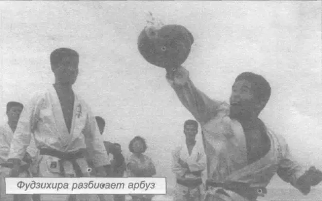 Сэнсэй Куросаки использовал в кумитэ необычную боевую изготовку левую руку он - фото 30