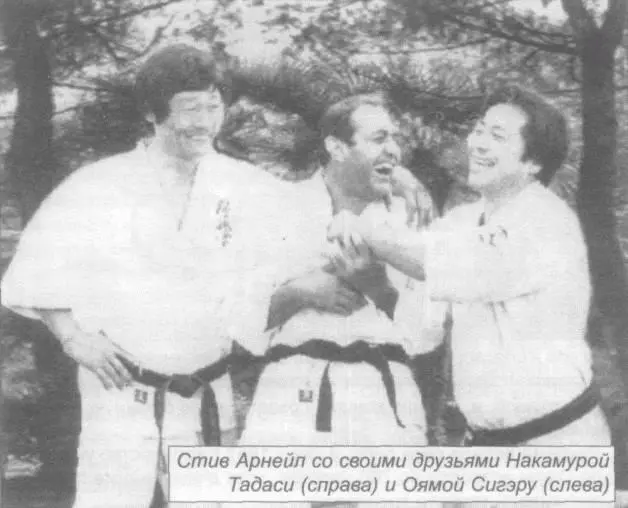 Два или три плаката мы наклеили даже на стены полицейских будок которые - фото 34