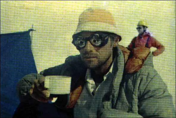 В жизни каждого альпиниста немало моментов когда с риском встречаешься лицом к - фото 21