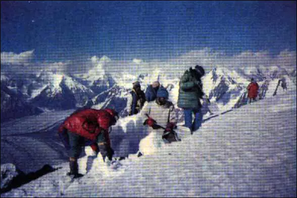 К сокровищам больших снегов Лхоцзе базовый лагерь 5100 м Вертолет увозит - фото 23