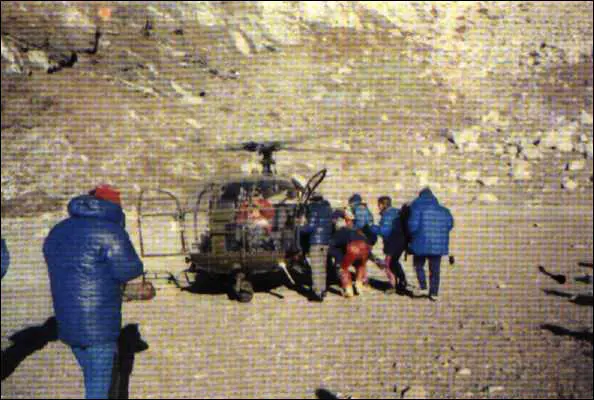 Лхоцзе базовый лагерь 5100 м Вертолет увозит обмороженного восходителя на - фото 24