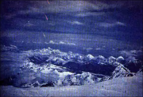 Траверс Канченджанги вид с вершины ЯлунгКанг на Гималаи вдали Эверест - фото 27