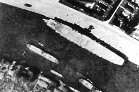 Аэрофотосъемка запечатлела авианосец Graf Zeppelin на стоянке в Штеттине - фото 38